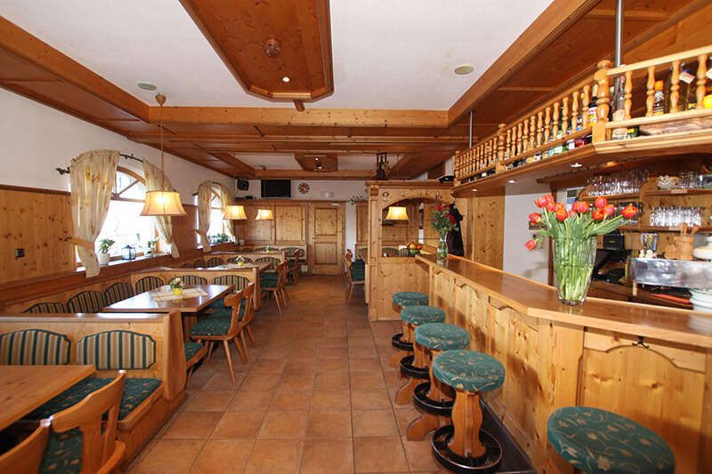 Restaurant Bergschenke Krin with bar area at the Wilder Kaiser in Tirol