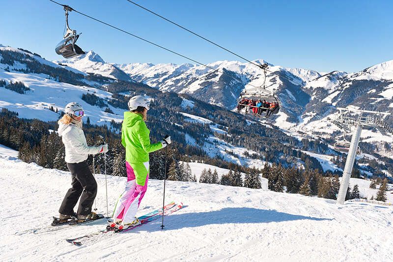 Zwei Skifahrerinnen an der Ochsalmbahn Tirol